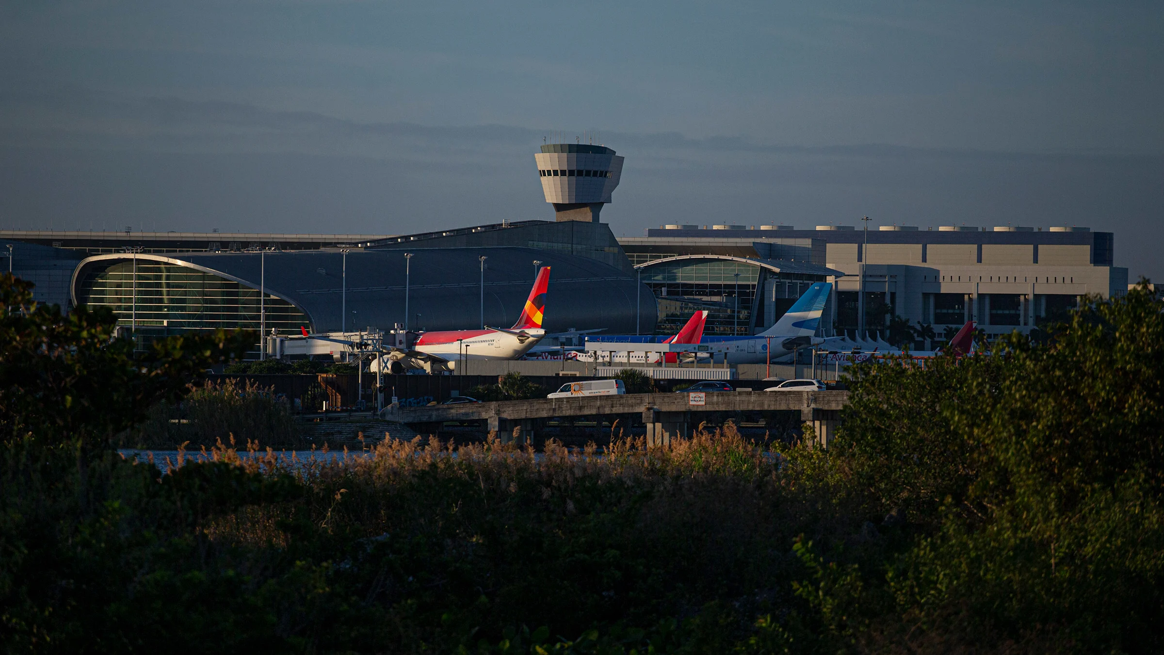 nje person u plagos rende ne nje goditje me thike ne aeroportin nderkombetar te majamit