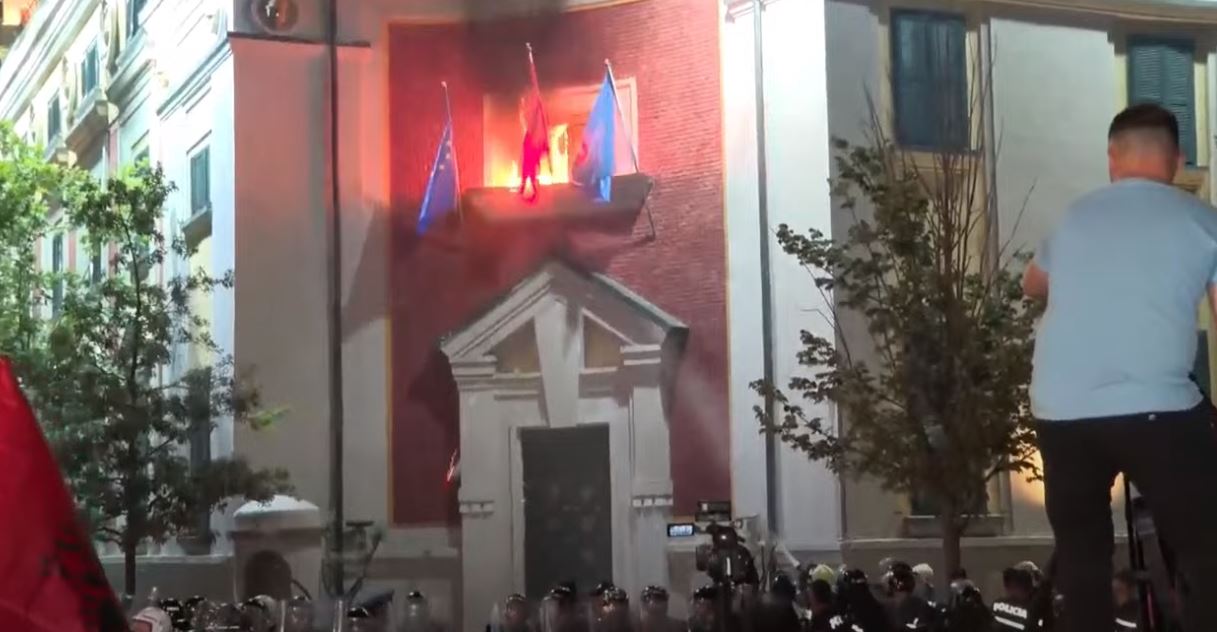 opozita 2 ore proteste nga kryeministria te bashkia fjalime bomba molotov dhe zjarr drejt godinave shteterore tubimi mbyllet te selia e pd