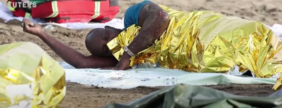 pamje te renda nga ishulli spanjoll refugjatet e rraskapitur mbushin plazhin