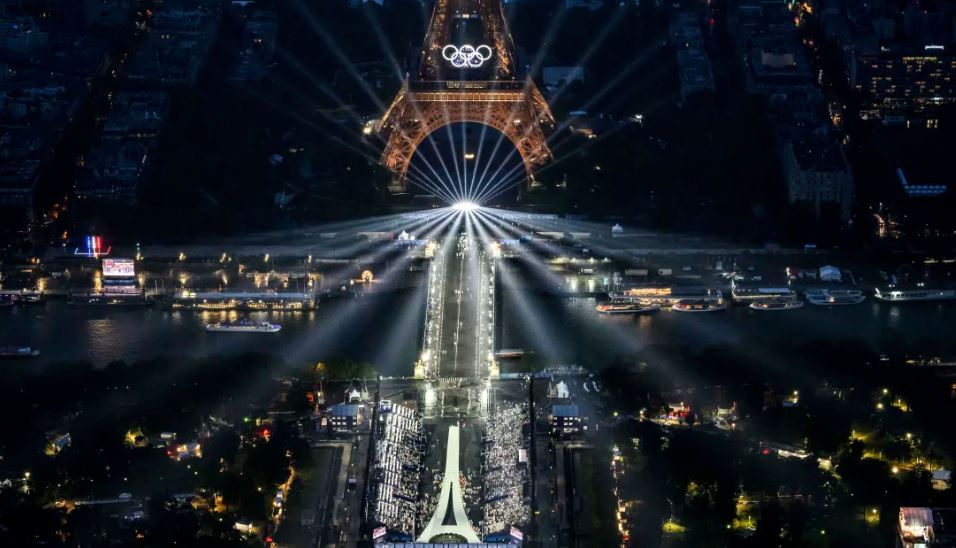 parada e anijeve ne sene te flaka olimpike nen nje ballone dhe performanca e artisteve boterore cfare ndodhi ne hapjen e lojerave olimpike ne paris foto