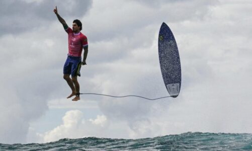 paris2024 fotoja mahnitese e serfistit brazilian gabriel medina behet virale