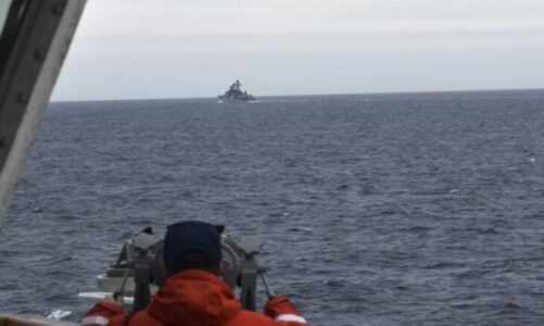 patrulla e rojes bregdetare te shba se hase ne anijet ushtarake kineze ne afersi te alaskes
