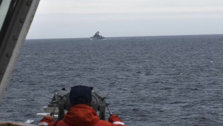 patrulla e rojes bregdetare te shba se hase ne anijet ushtarake kineze ne afersi te alaskes
