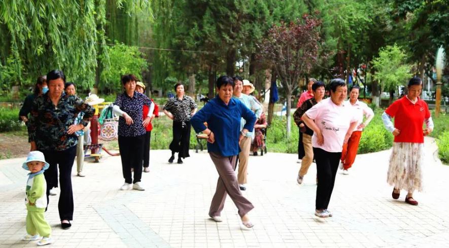 plakja e popullsise kina do te rrise moshen e daljes ne pension