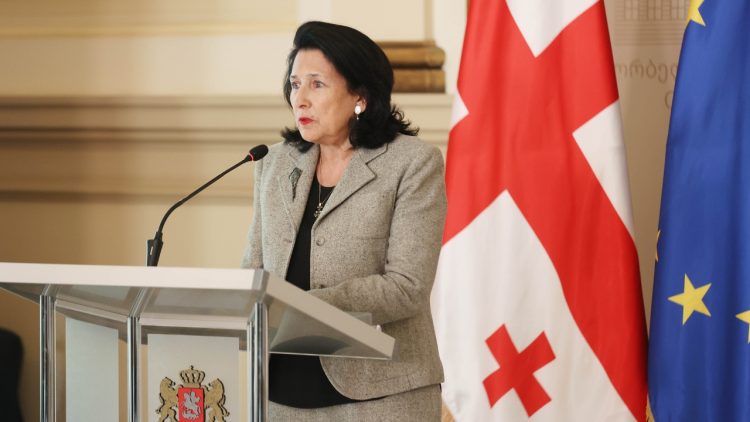 presidentja e gjeorgjise sfidon ne kushtetuese ligjin per agjente te huaj