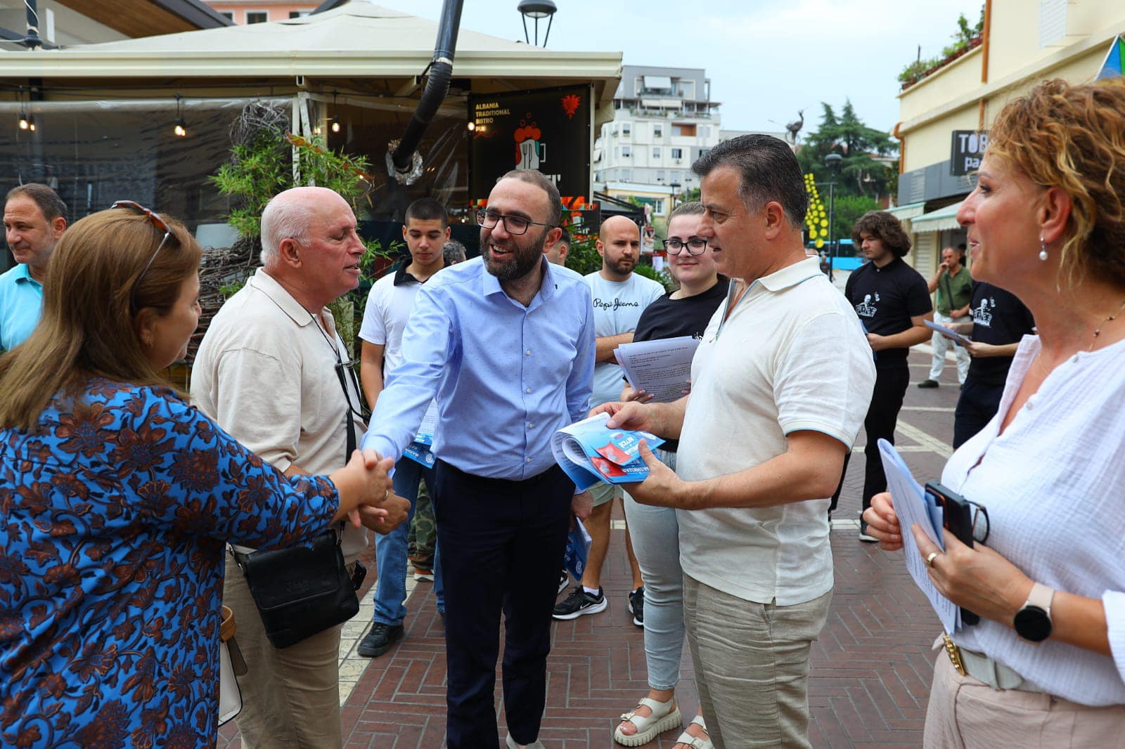 protesta e 11 korrikut bardhi takime me qytetaret varferia kryearsyeja qe qytetaret duhet te protestojne