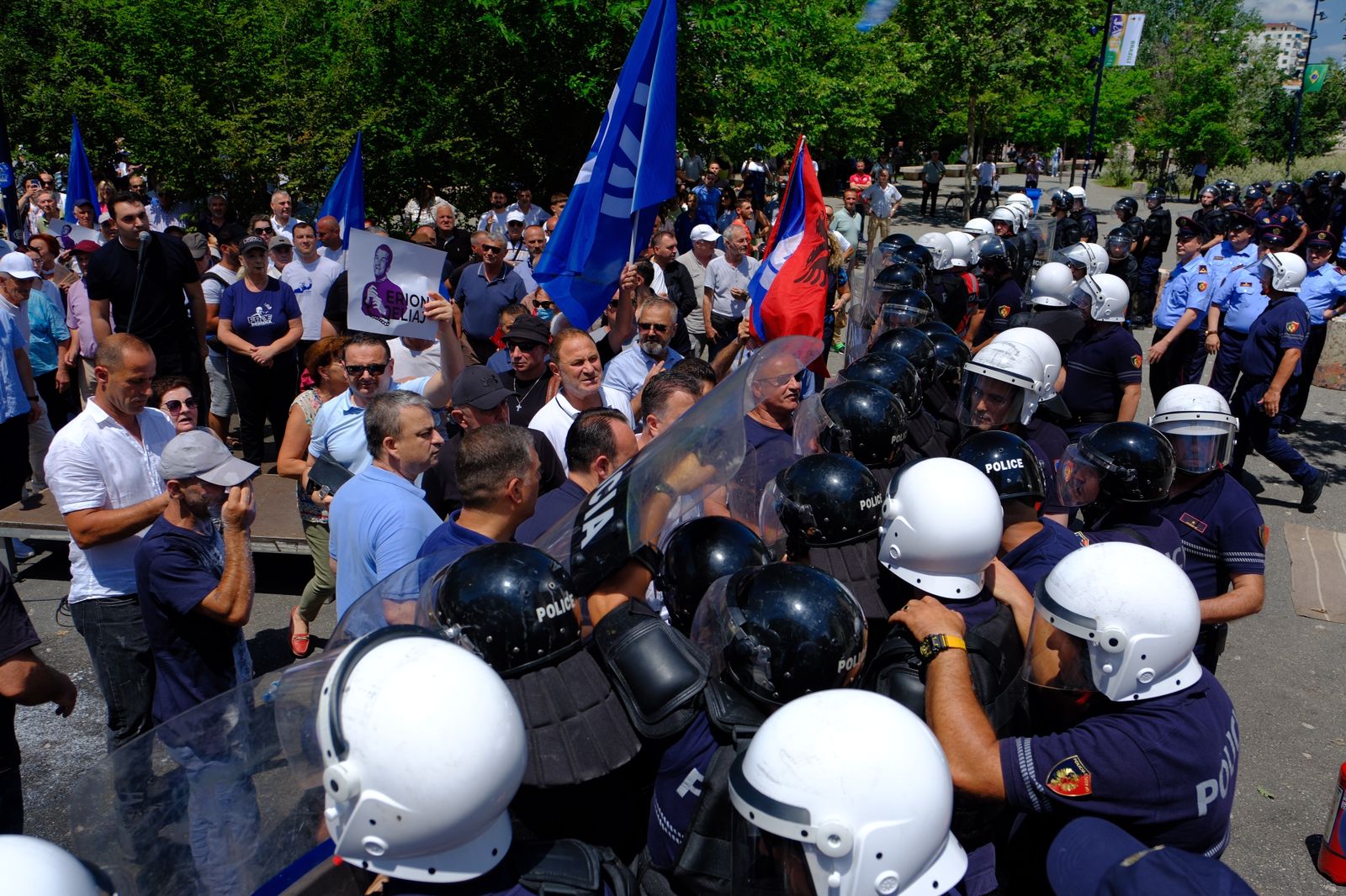 protesta policia me plan masash ja rruget ku ndalohet qarkullimi i mjeteve thirrja per pjesemarresit ne tubim
