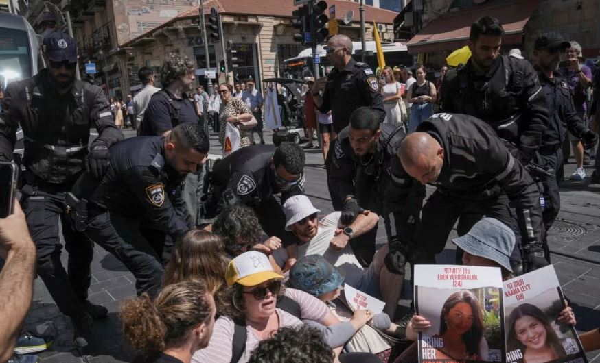 protestuesit izraelite bllokojne rruget kerkojne lirimin e pengjeve dhe armepushim