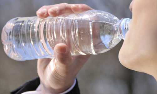 pse eshte e rrezikshme te pish uje nga shishet plastike
