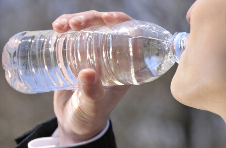 pse eshte e rrezikshme te pish uje nga shishet plastike