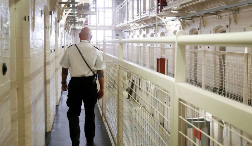 qeveria e re britanike merr vendimin te burgosurit qe kane kryer 40 te denimit do te lirohen kush perfiton