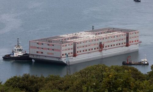 qeveria e re laburiste mbyll anijen burg ku strehoheshin emigrantet atje ku u vetevra edhe nje emigrant shqiptar