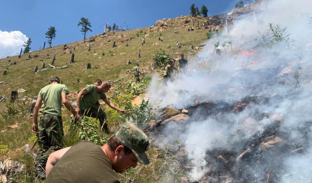 riaktivizohet zjarri ne malin balgjaj ne klos 40 hektare toke e perfshire nga flaket nderhyn ushtria