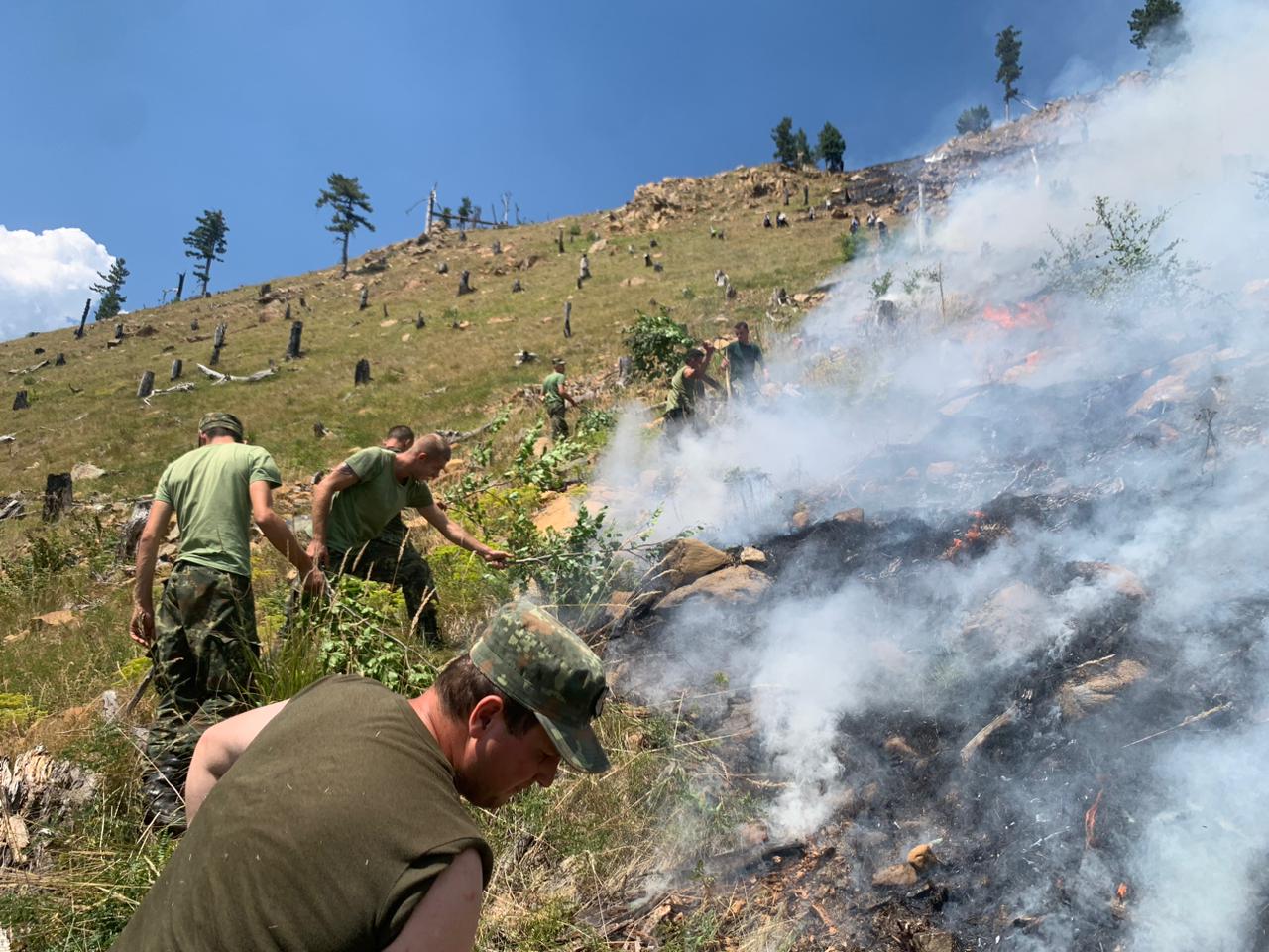 riaktivizohet zjarri ne malin balgjaj ne klos 40 hektare toke e perfshire nga flaket nderhyn ushtria
