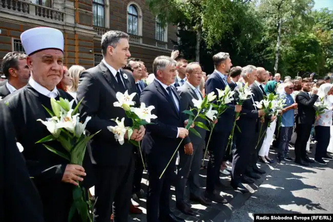 sarajeva percjell eshtrat e 14 viktimave te gjenocidit ne srebrenice