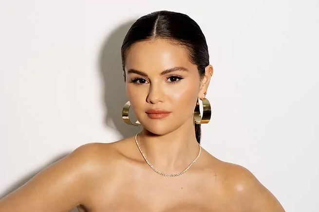 selena gomez flet rreth raportimeve per nderhyrje plastike