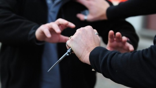 sherr me thika e grushte mes te rinjve ne velipoje e pesojne nga policia