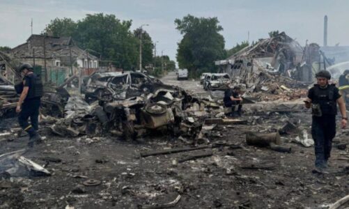 shtepi dhe dyqane te bombarduara te pakten 12 te vdekur dhe 55 te plagosur nga sulmet ne donetsk dhe luhansk