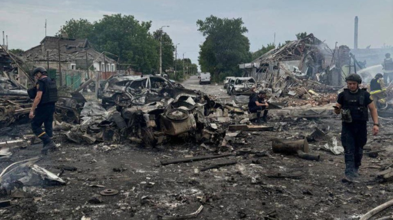 Shtëpi dhe dyqane të bombarduara/ Të paktën 12 të vdekur dhe 55 të plagosur nga sulmet në Donetsk dhe Luhansk