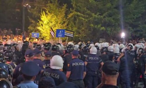 skenari surprize i protestes mbeshtetesit e opozites mbyllin tubimin te kryeministria marshojne drejt bashkise se tiranes dhe hedhin molotov video