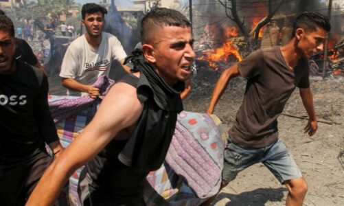 Sulm masiv izraelit në Gaza,  vriten të paktën 71 refugjatë palestinezë