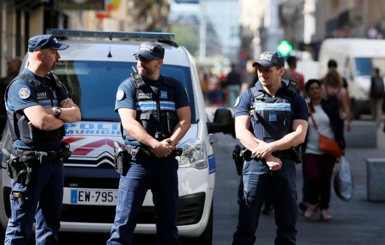 sulme me arme ne nje feste ditelindje ne france raportohet per 4 persona te vrare