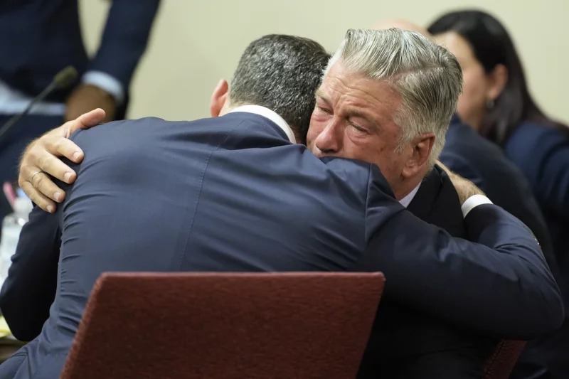 Të shtënat fatale në sheshxhirimin e ”Rust”, gjykata hedh poshtë akuzat për Alec Baldwin, aktori shpërthen në lot