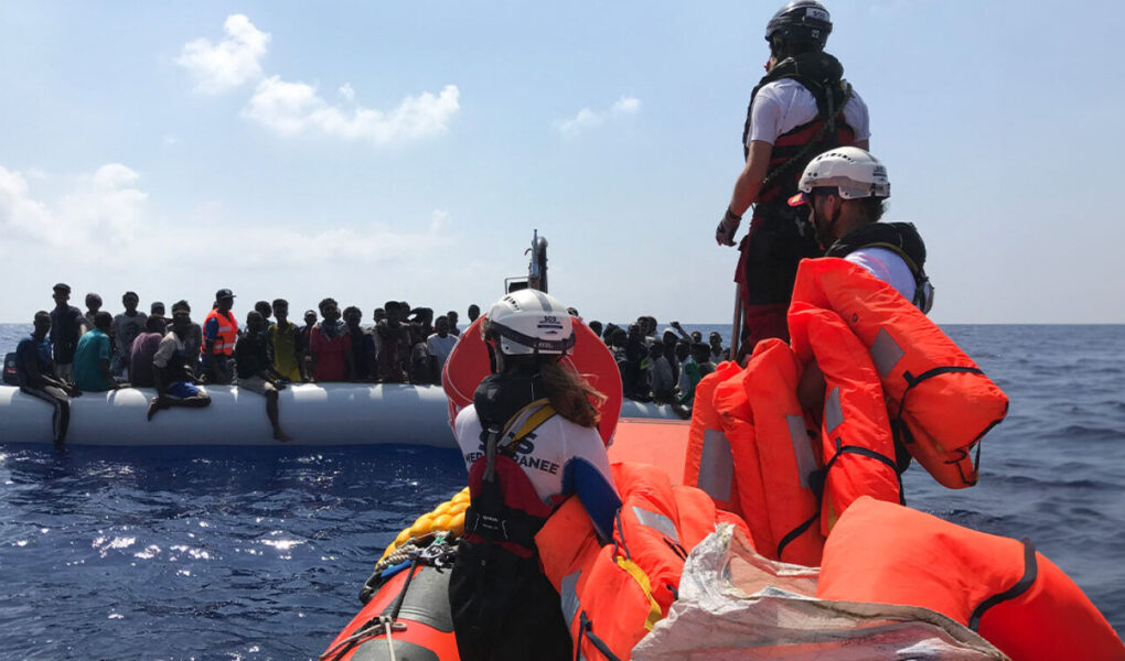 tentuan te arratiseshin merr flake ne mes te detit varka me emigrante ne haiti raportohet per tre viktima dhe rreth 40 te zhdukur ja cfare dyshohet se shkaktoi zjarrin