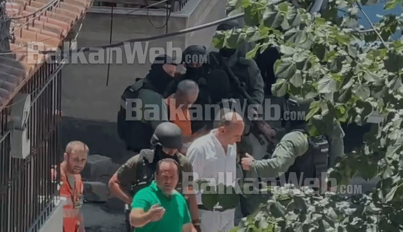 terrorizoi lagjen duke qelluar me arme nga ballkoni i pallatit lirohet 71 vjecari ne korce