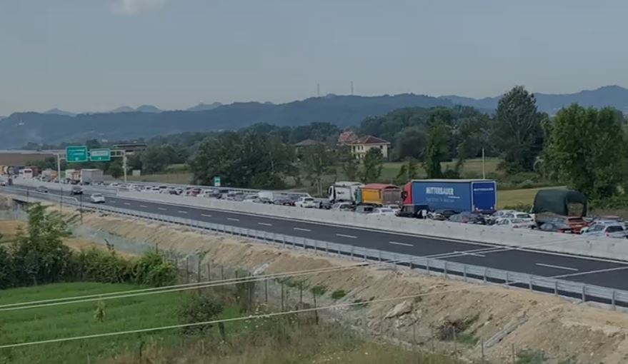 trafik ne autostraden thumane kashar radha e automjeteve i kalon 10 kilometra