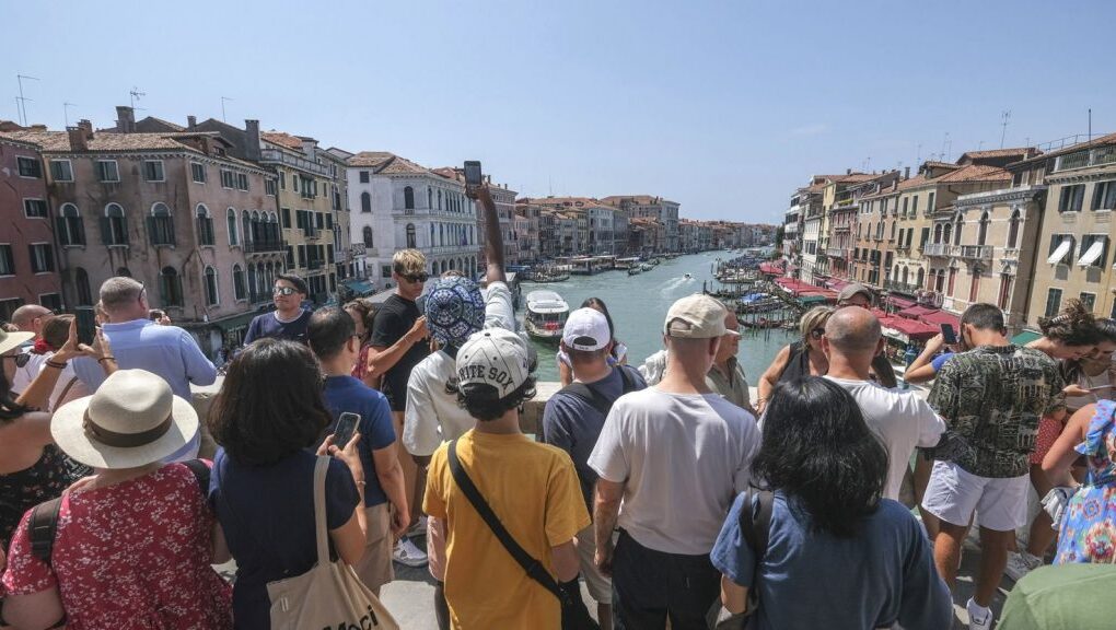 venecia dyfishon tarifen e hyrjes ne qytet ne kohen e pikut turistik