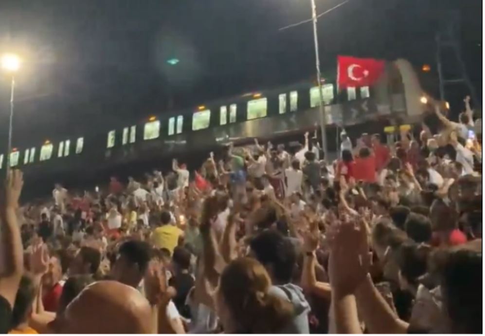 video e pazakonte makinisti ndal trenin per te pare ndeshjen austri turqi