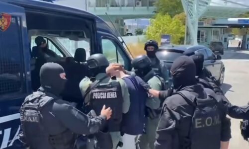 video i rrethuar nga forcat e policise greke dhe shqiptare momenti kur laert haxhia i dorezohet renea s