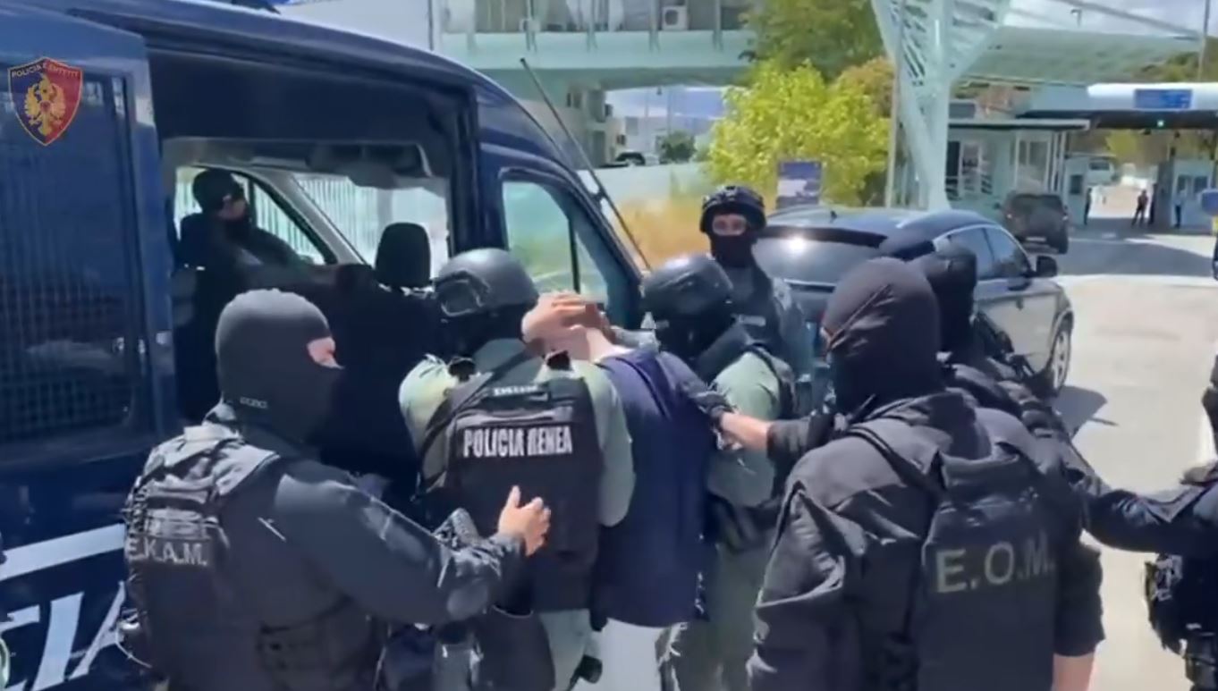 video i rrethuar nga forcat e policise greke dhe shqiptare momenti kur laert haxhia i dorezohet renea s