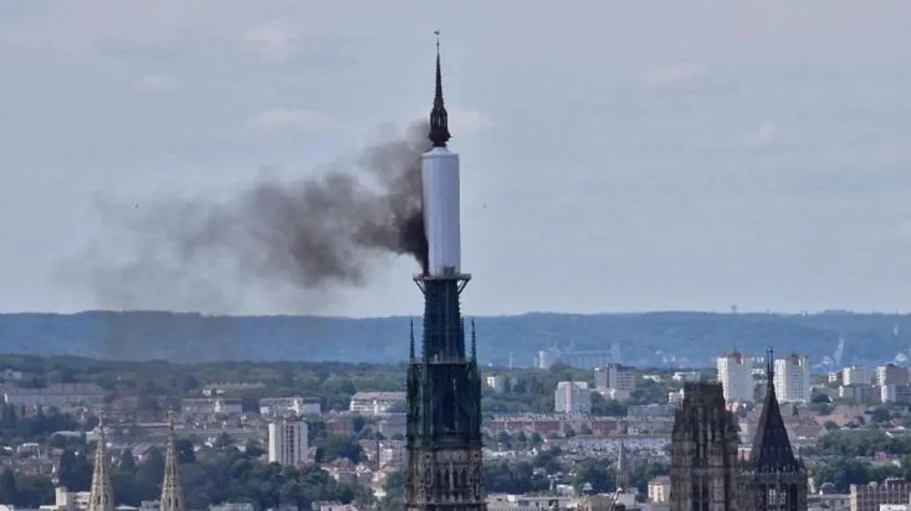 video ishte duke u rikonstruktuar perfshihet nga flaket katedralja mesjetare ne rouen te frances