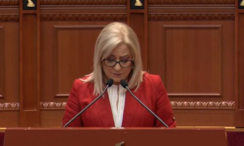 VIDEO/ Lindita Nikolla jep dorëheqjen nga posti i Kryetares së Parlamentit: Këtu mbyllet shërbimi im, e kam të pamundur kryerjen e detyrës
