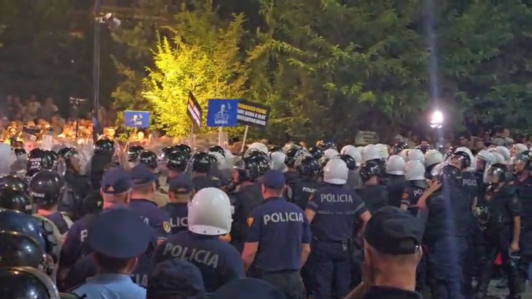 video marshuan te bashkia e tiranes protestuesit hedhin molotov drejt policeve perplasen me efektivet