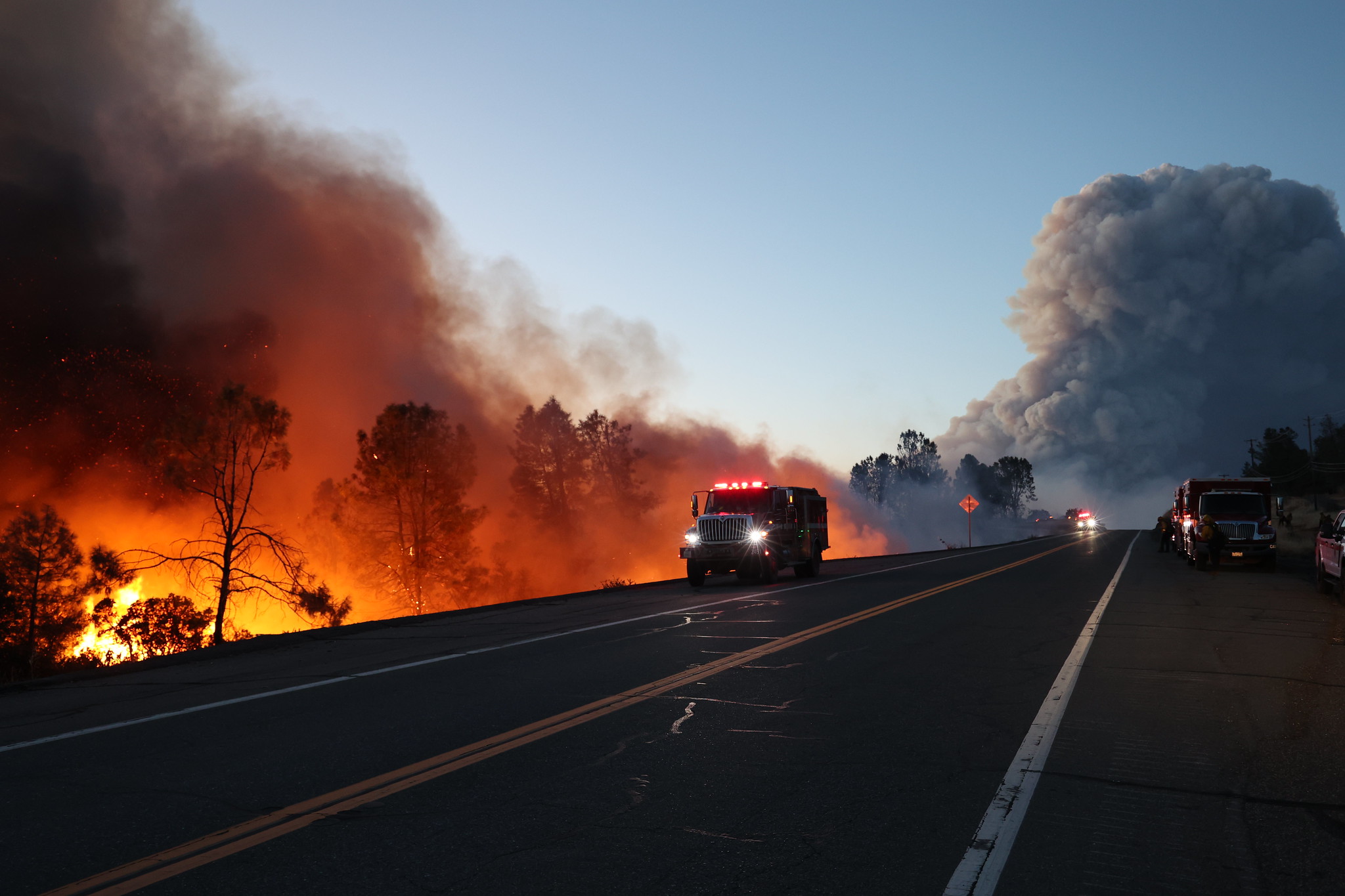 video mijera njerez largohen nga shtepite e tyre per shkak te nje zjarri te madh ne kaliforni