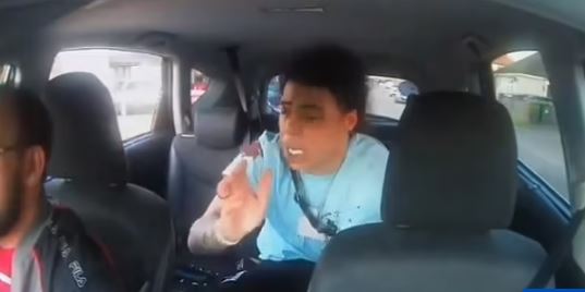 video pamje tronditese momenti kur nje shofer taksie i pafajshem perfshihet ne nje perplasje bandash