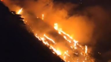 video pas dhermiut zjarri perfshin edhe qafen e llogarase flaket masive rrezikojne kuroren e gjelber