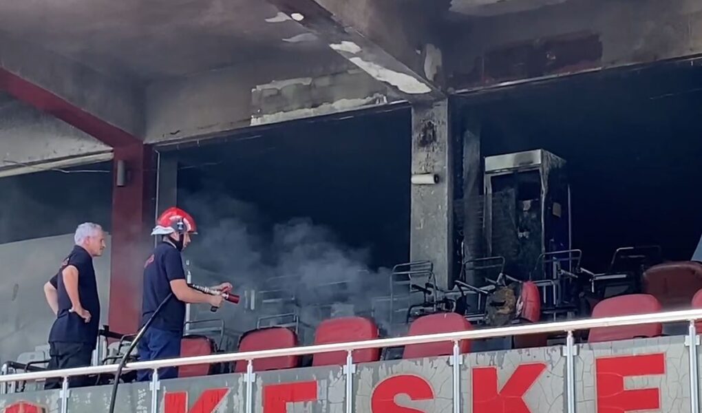 video perfshihet nga flaket stadiumi i klubit te skenderbeut shikoni demet qe ka shkaktuar zjarri tym i zi nga tribuna digjen stolat