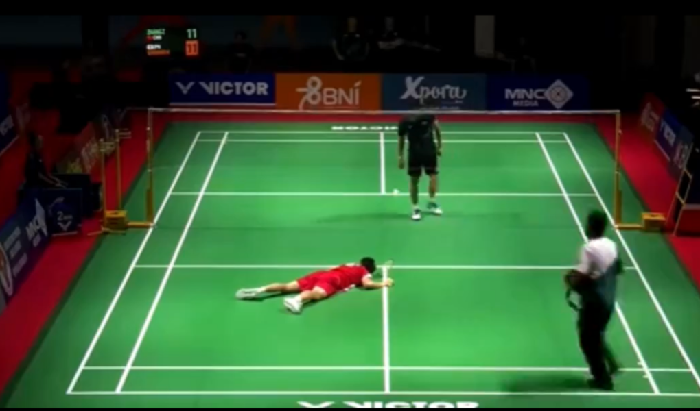 video shembet pertoke ne mes te lojes talenti kinez 17 vjecar nderron jete duke luajtur badminton momentet dramatike