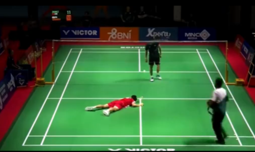 video shembet pertoke ne mes te lojes talenti kinez 17 vjecar nderron jete duke luajtur badminton momentet dramatike