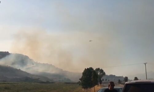 video situate kritike e zjarri ne dropull flaket po u afrohen banesave bllokohet qarkullimi ne aksin gjirokaster kakavije