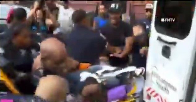 video turma e njerezve ne shba ia merr policise nga duart vrasesin dhe e dhunon drejtesine e bejme vete