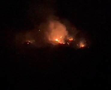 video zjarr ne shpatin e malit ne fshatin kardhiq sherbimi i zjarrfikeses ne vendngjarje