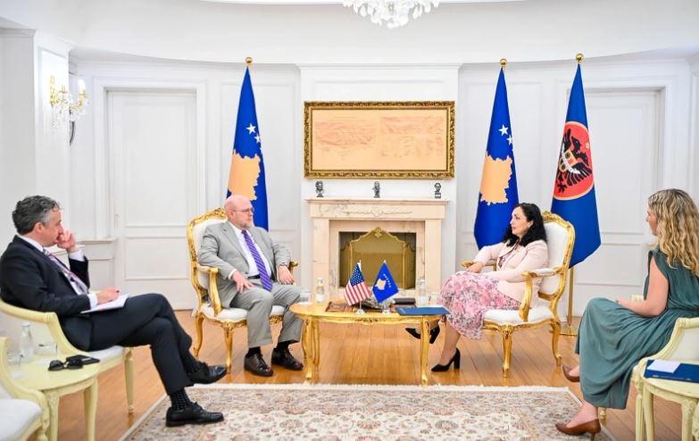 vjosa osmani takim me ambasadorin e shba e shqetesuar me heqjen e vizave per serbet me pasaporta ilegale