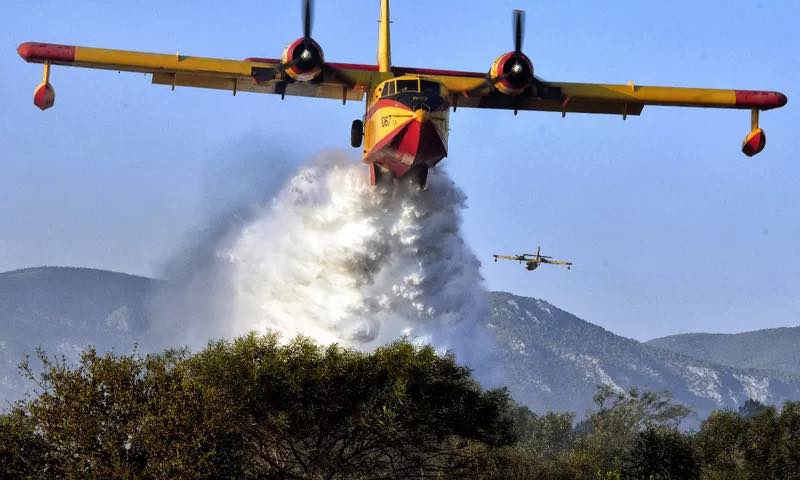 zjarret ne dropull greqia i vjen ne ndihme shqiperise dy avione te tipi canadair nisin nderhyrjen nga ajri per fikjen e flakeve