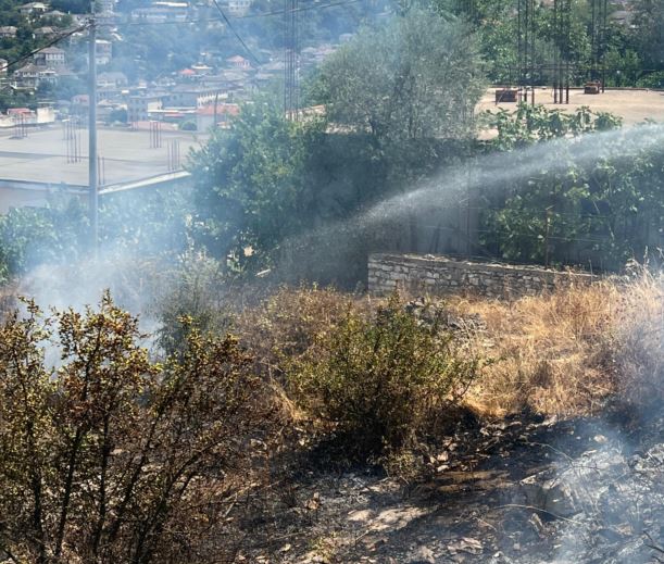 zjarri ne gjirokaster rrezikohen dy banesa cfare ndodhi