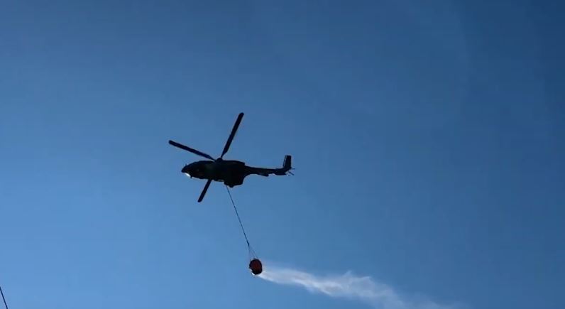 zjarri ne shengjin del plotesisht jashte kontrollit nis nderhyrja nga ajri me helikopter rrezikohen shume banesa e biznese